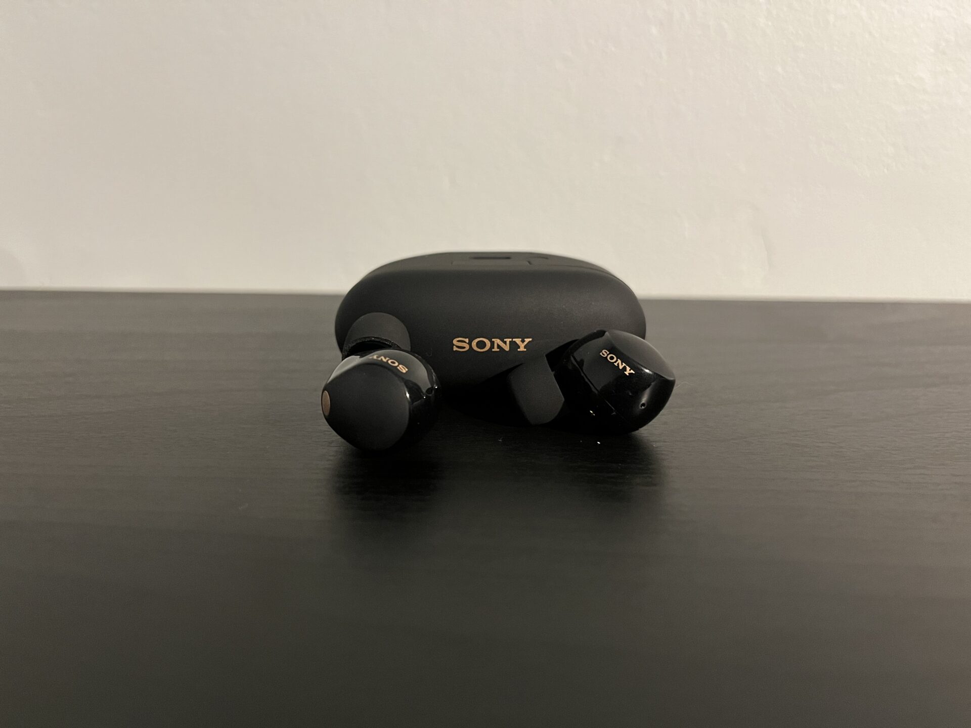Sony WF-1000XM5, Słuchawki wyciągnięte z pudełka